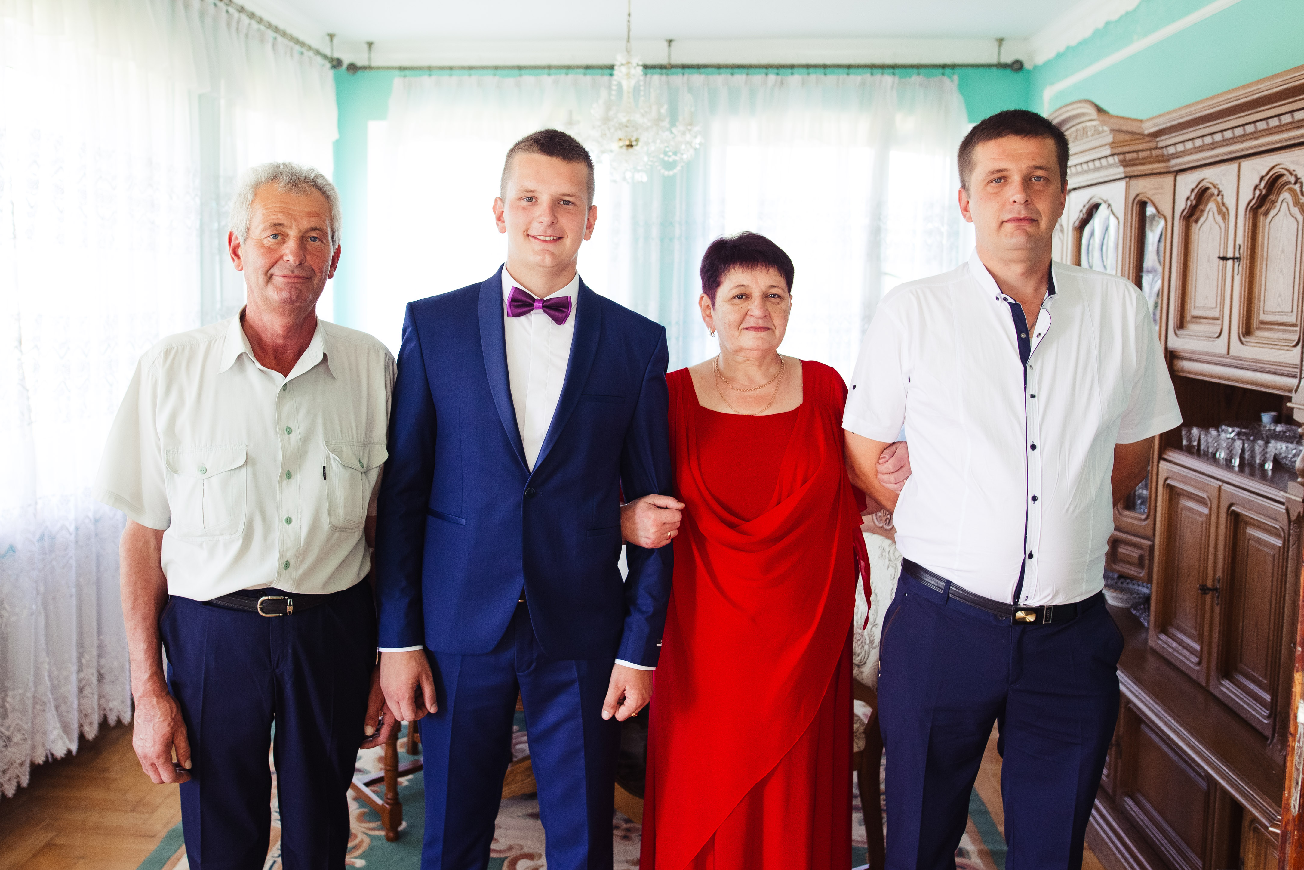 На день весілля молодшого брата Романа -- з батьками і Русланом.